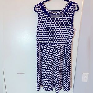 Sleeveless navy and white hexagonal dress